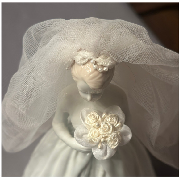 Vintage Porcelain Bride 8 1/2”Figurine Wedding Dress Veil Ross Imports Cake Top - Picture 5 of 10